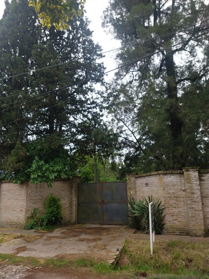 Lote con mejoras en Parque Leloir