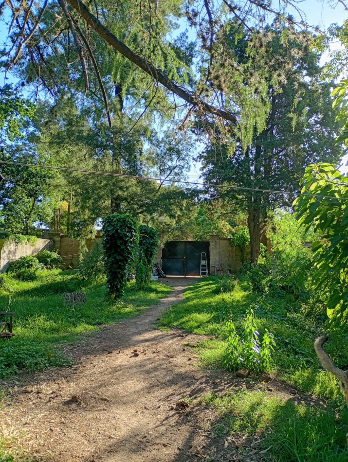 Lote con mejoras en Parque Leloir